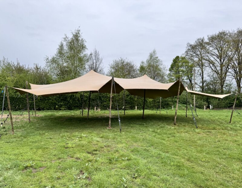 Stretchtent op een grasveld