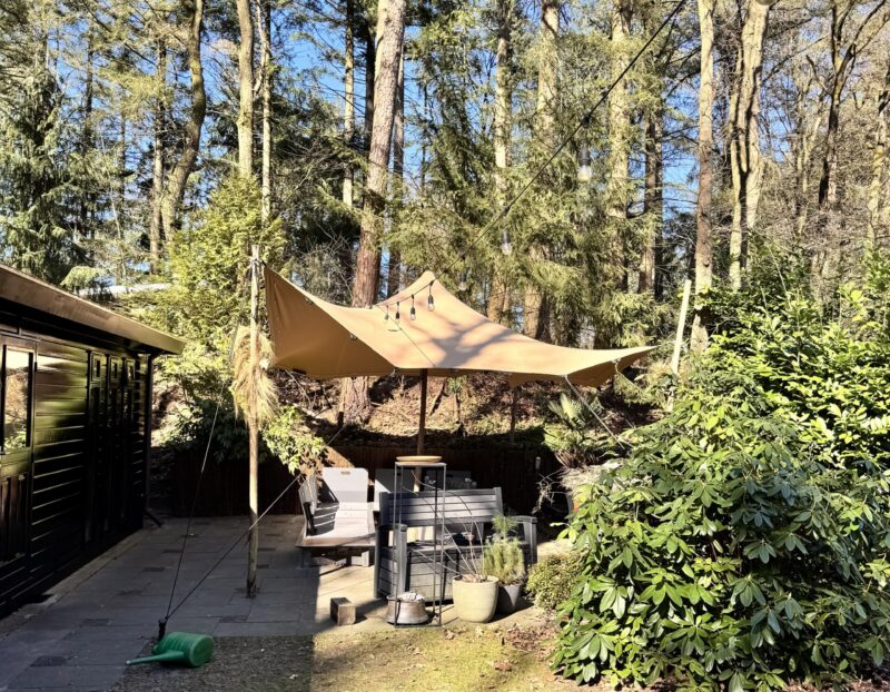 kleine stretchtent in tuin