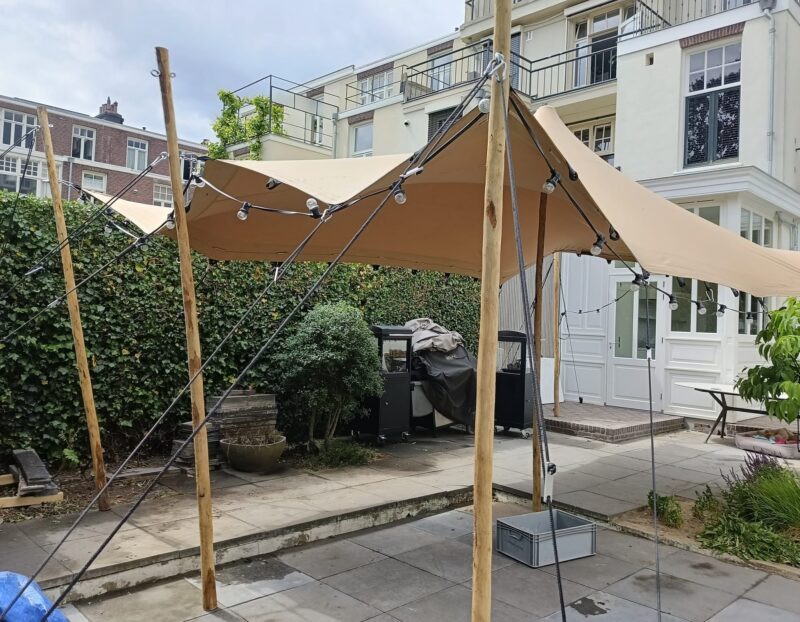 kleine Stretchtent in achtertuin