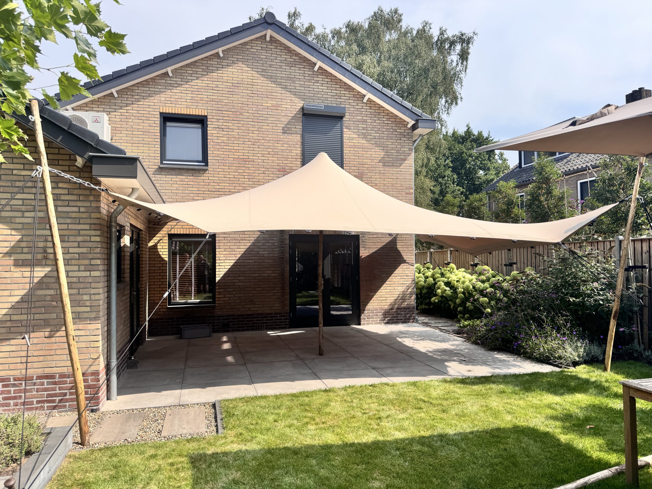 Stretchtent aan gevel
