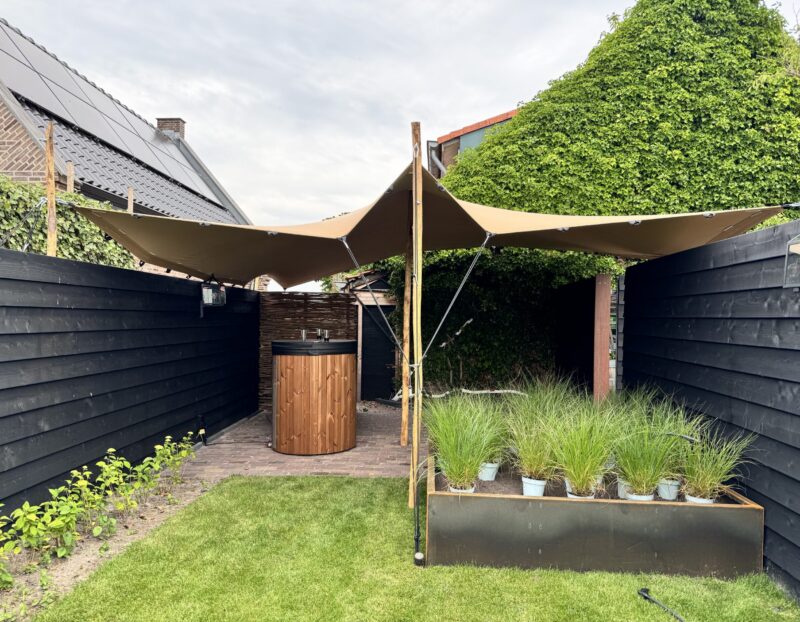 Stretchtent in kleine achtertuin