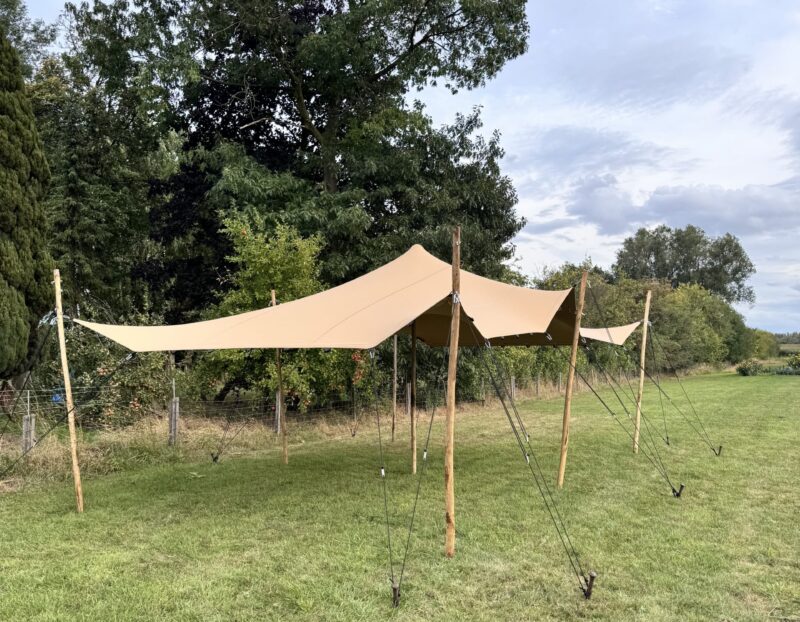 Stretchtent op grasveld