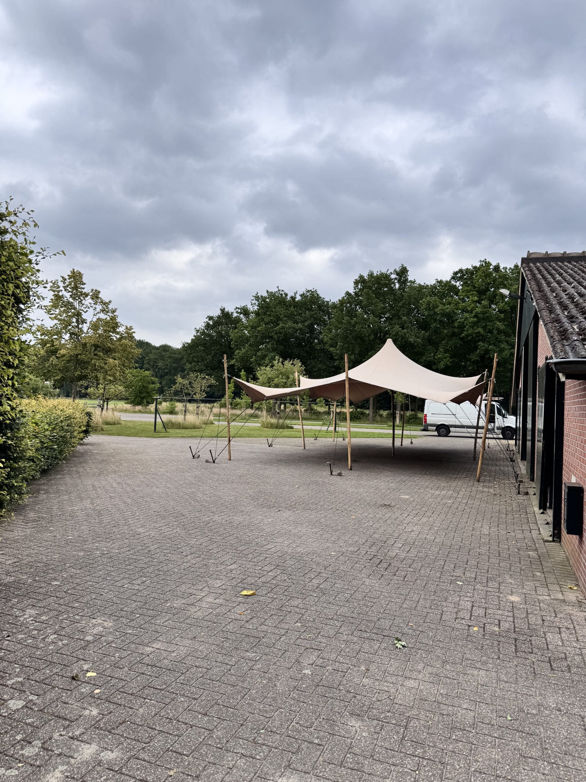 Stretchtent op stenen ondergrond